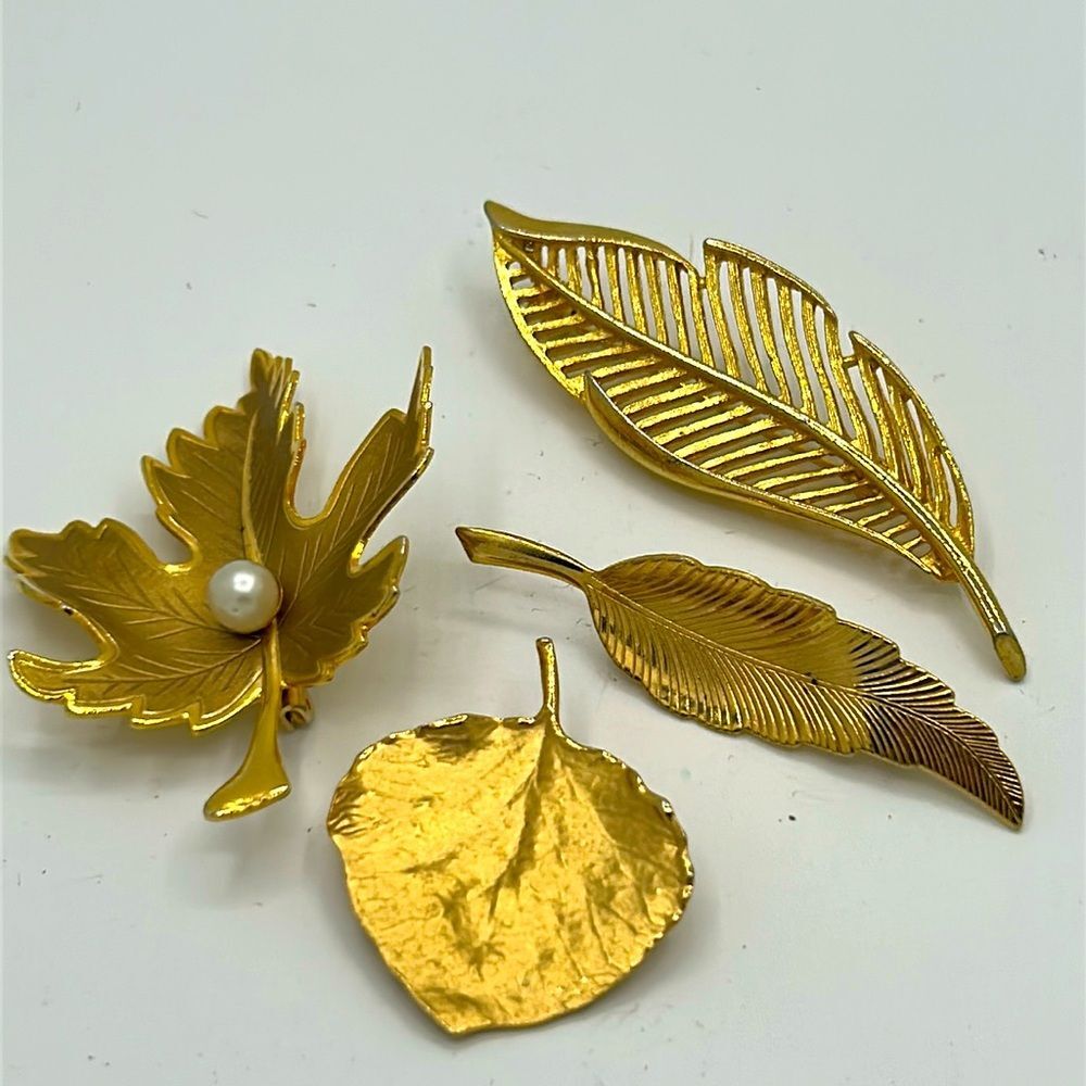 4 vintage Gold tone leaf brooches/pins